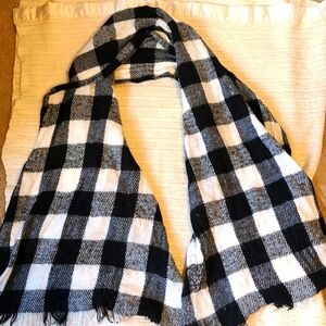 C: WOMENS SCARF BLACK AND GRAG WITH CREAM